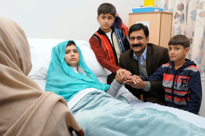 De 15-jarige Malala bekomt van de aanslag op haar leven in de Britse stad Birmingham.