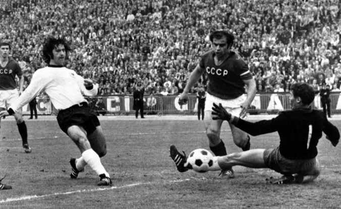 Gerd Müller scoort voor West-Duitsland tegen de Sovjet Unie.