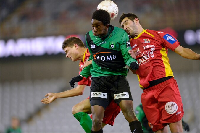 Dequaire (r) in duel met Bakenga in de kwartfinale van de beker van vorig jaar.