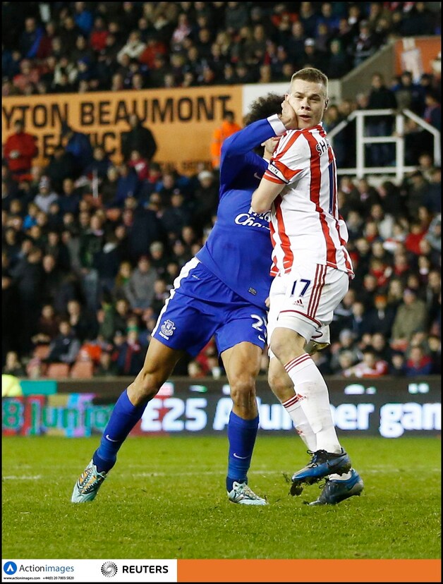 Ryan Shawcross incasseerde ook nog een slag in het aangezicht.