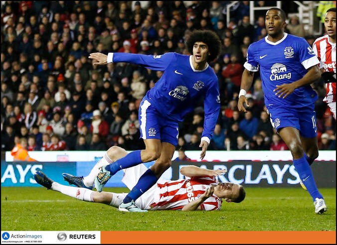 Fellaini heeft Shawcross nog maar eens geveld.