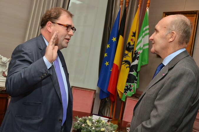 Burgemeester Christophe D'Haese bij zijn eedaflegging.