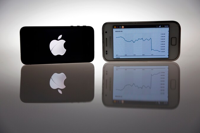Een iPhone 4s en een Samsung Galaxy S.
