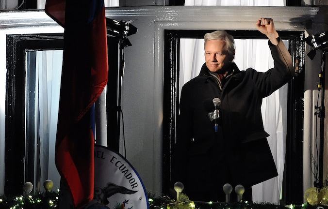 Assange op het balkon van de ambassade van Ecuador in Londen.