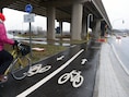Fietser (27) gekwetst aan sleutelbeen nadat hij in de remmen moet voor eenden