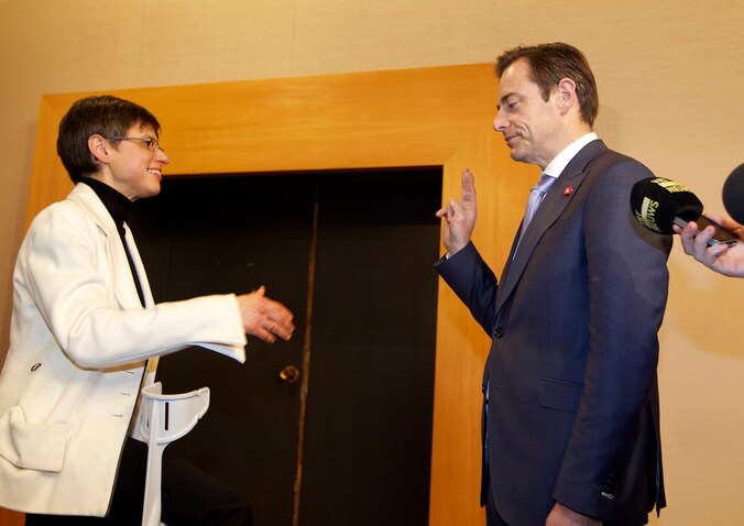 Kersvers burgemeester van Antwerpen Bart De Wever legt de eed af.