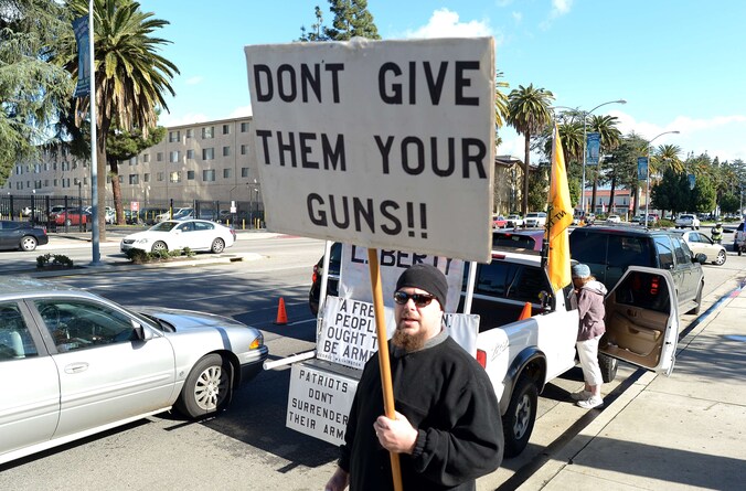 Een wapenactivist die protesteert tegen het 'GunBuyback' programma in Los Angeles.