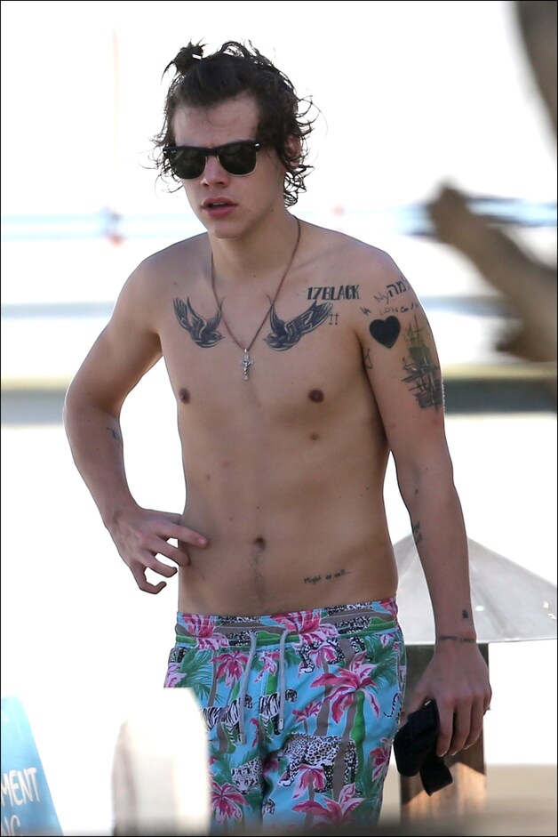 Harry Styles houdt wel van een bloemenprint..