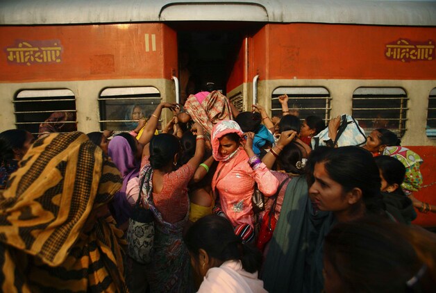 Drummen is het aan het treincompartiment waar enkele vrouwen in mogen.