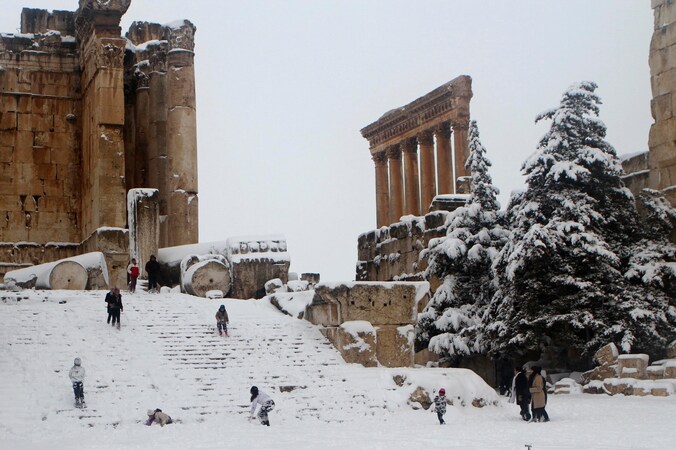 Sneeuwpret aan de Bacchus-tempel in de Libanese stad Baalbek.