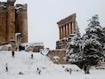 Sneeuwpret aan de Bacchus-tempel in de Libanese stad Baalbek.