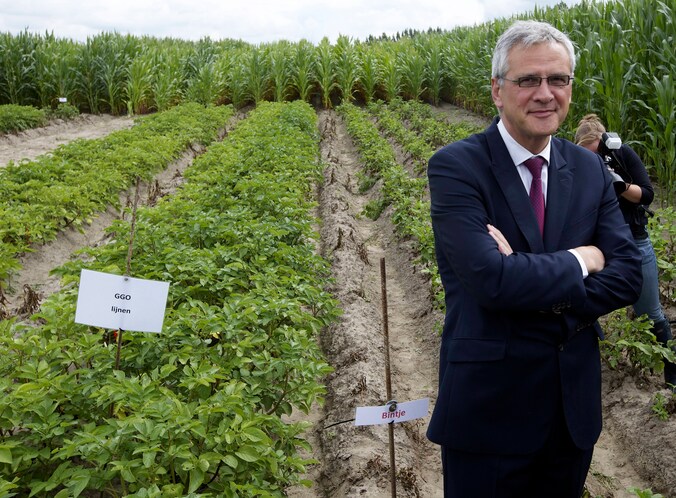 Vlaams Minister-President Kris Peeters bij het aardappelveld.
