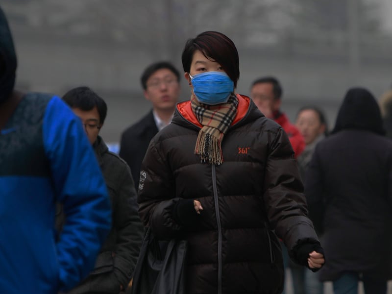 Mondmaskers moeten de inwoners van Peking beschermen tegen schadelijke stofdeeltjes.