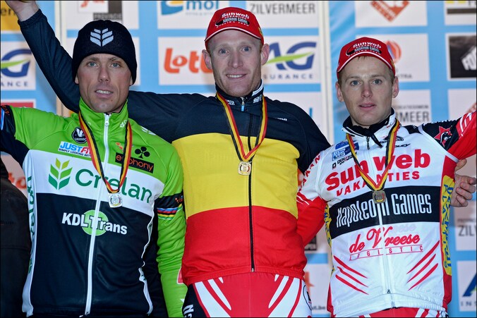 Het BK-podium van vorig jaar met winnaar Klaas Vantornout, geflankeerd door Sven Nys en Kevin Pauwels.
