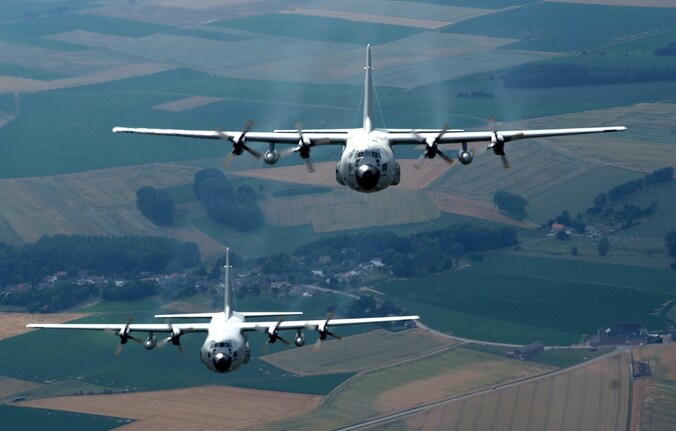 Twee C-130 vliegtuigen van het Belgische leger tijdens een oefenvlucht in 2010.