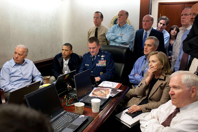 De beroemde foto uit het Witte Huis tijdens de geheime operatie om Osama Bin Laden te vatten. Ook de beslissing over een cyberaanval komt volledig in handen van president Obama.
