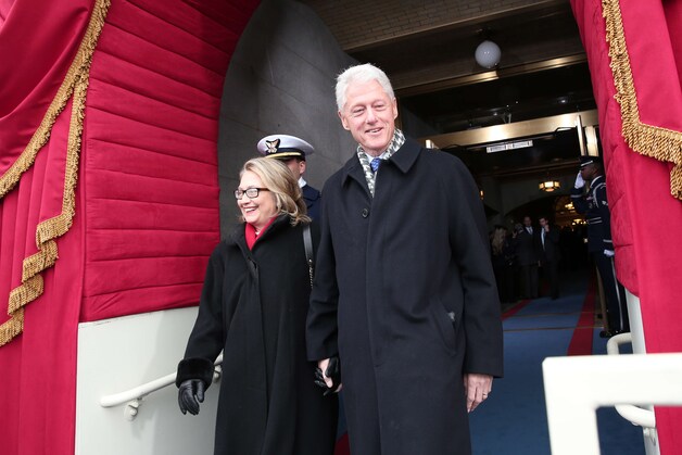 Ook Bill en Hillary Clinton woonden de inhuldiging bij.