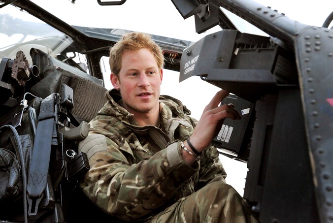 Prins Harry in zijn Apachehelikopter.