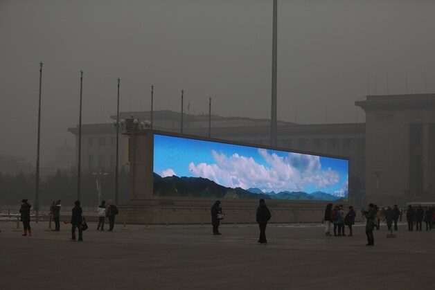 Het gigantische televisiescherm op het plein, deze keer met een andere afbeelding.