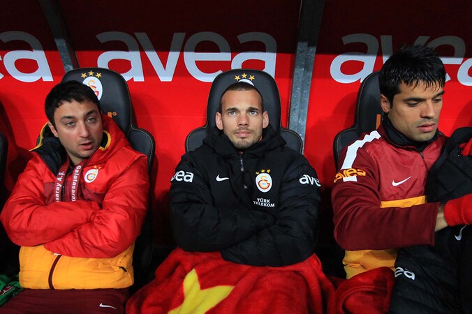 Wesley Sneijder (l) op de bank bij Galatasaray.