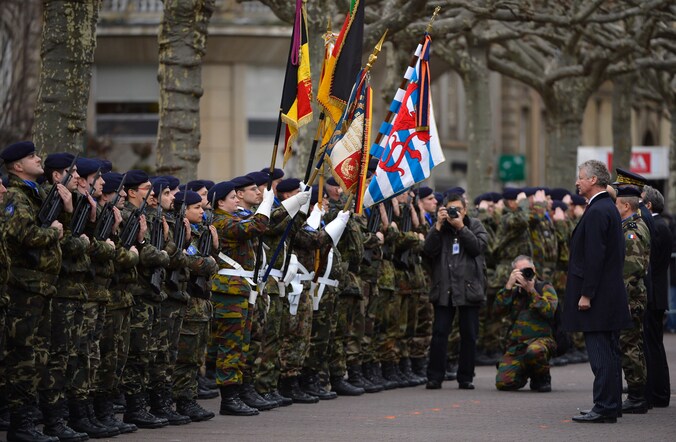 Minister van Defensie Pieter De Crem bij een parade van het Eurocorps.