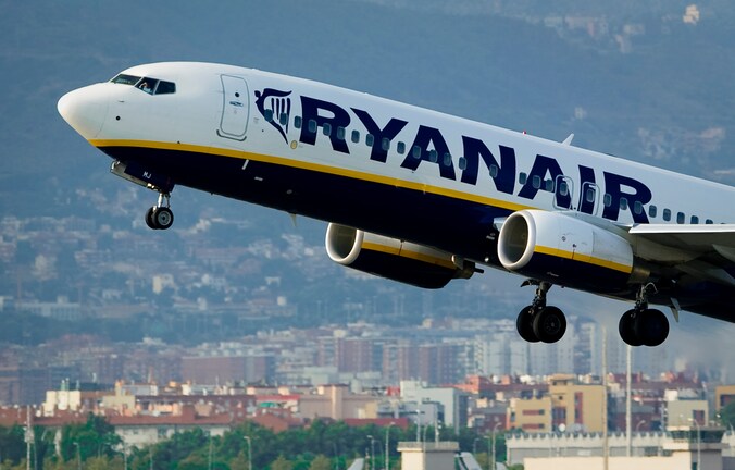 Een vliegtuig van Ryanair dat opstijgt in Barcelona.