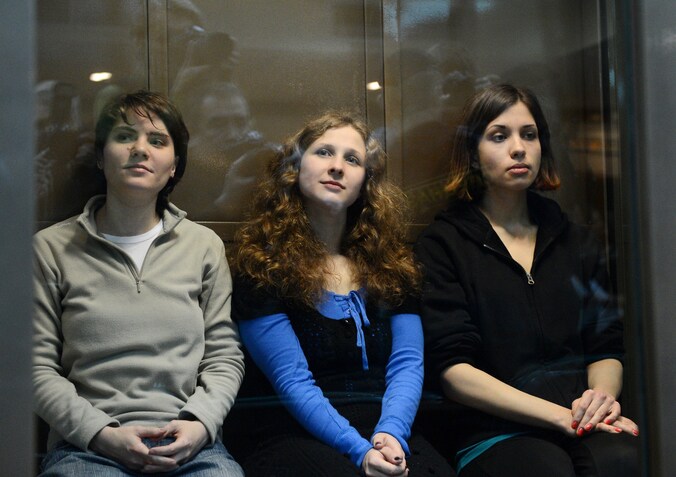 Yekaterina Samutsevich, Maria Alyokhina en Nadezhda Tolokonnikova in oktober vorig jaar in de beklaagdenbank.