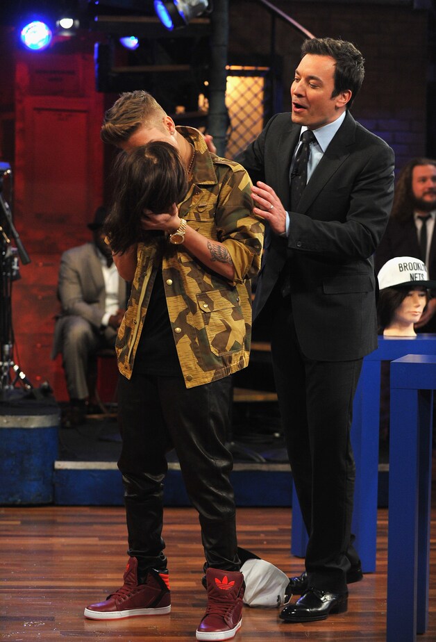 Bieber kuste bij Jimmy Fallon het hoofd van een paspop.