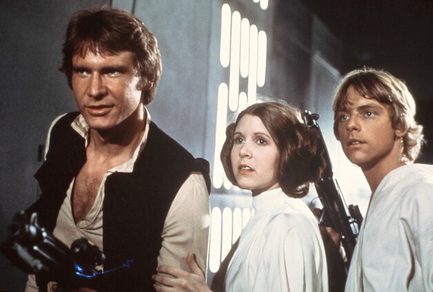 Fisher in 'Star Wars' in 1977 met Harrison Ford en Mark Hamill.