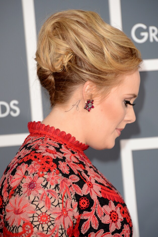 Adele liet een 'A' tatoeëren achter haar rechteroor ter ere van haar zoontje Angelo.
