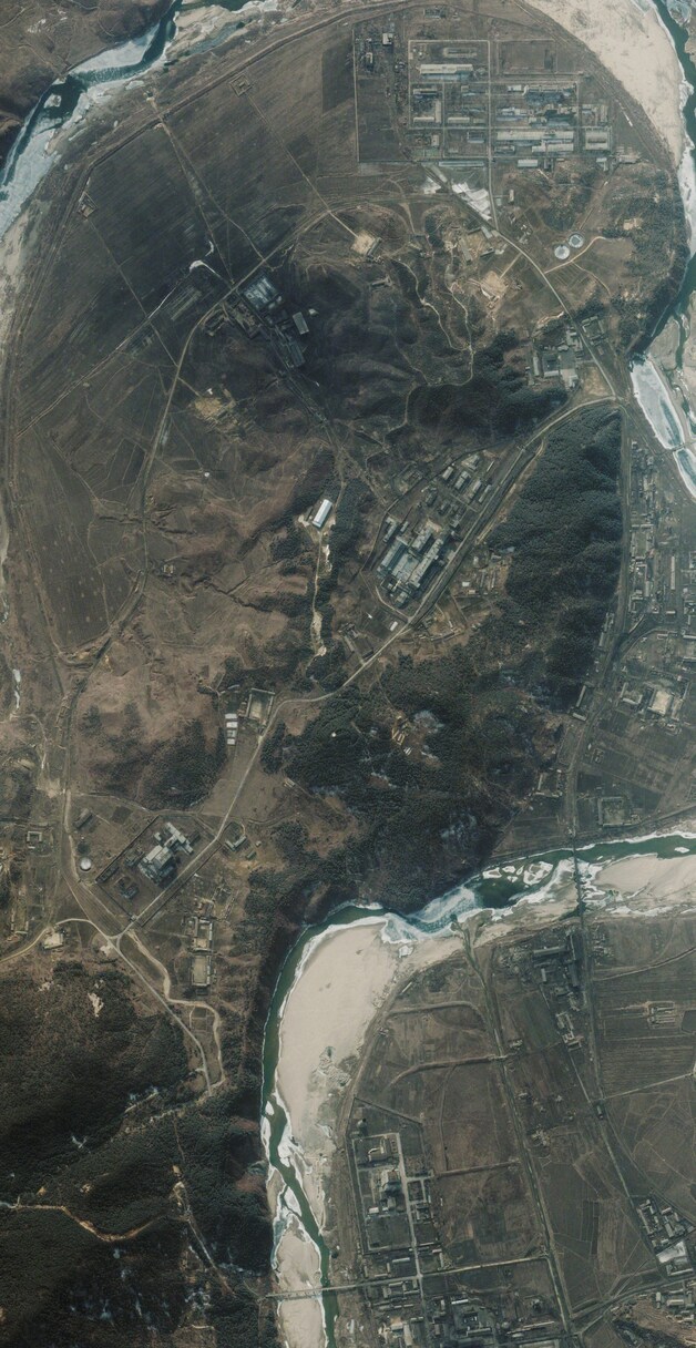 Een satellietbeeld uit 2003 toont het centrum voor kernenergie in Yongbyon.
