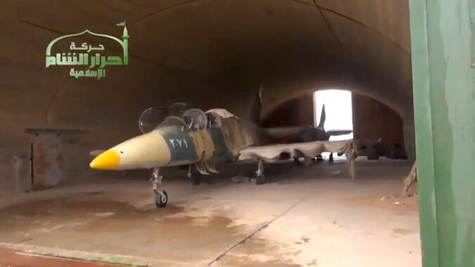 De Syrische straaljagers in een hangar op het Jarrah-vliegveld.