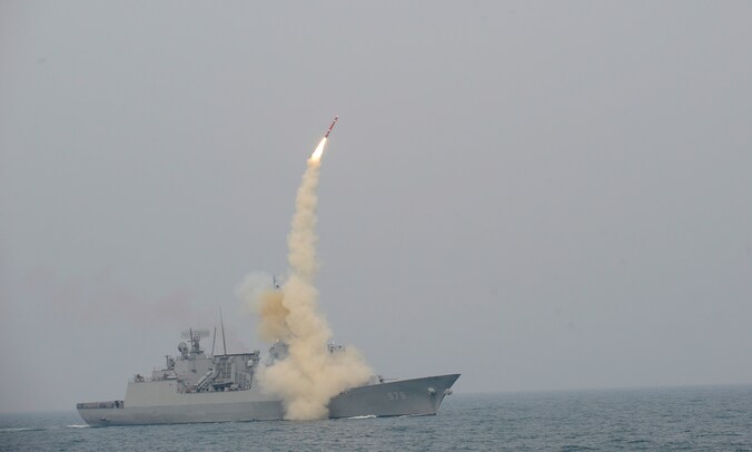 Een Zuid-Koreaan slagschip vuurt een raket af in de richting van het vermaledijde buurland.