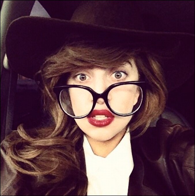 Elke dag communiceert Lady Gaga met haar 38,5 miljoen twittervolgers en 57,9 miljoen 'Little Monsters' op Facebook.