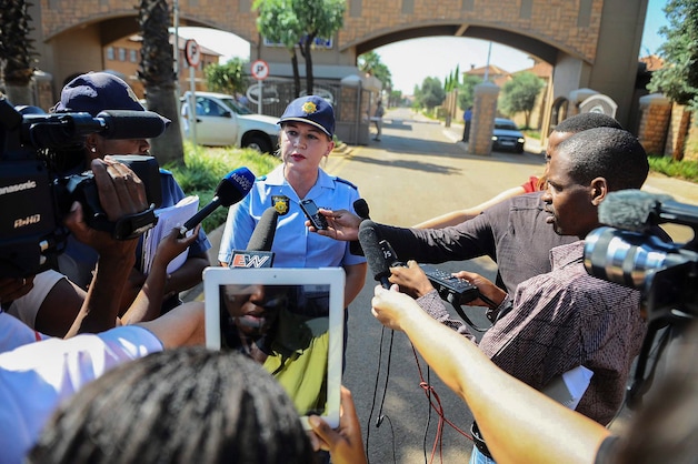 Brigadier Denise Beukes geeft tekst en uitleg aan de verzamelde pers.