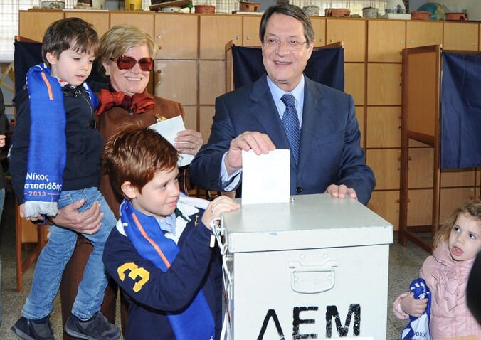 Nicos Anastasiades brengt zijn stem uit.