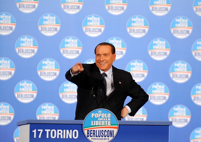Silvio Berlusconi (76), zondag op campagne in Turijn.
