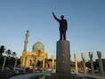 Standbeeld van Saddam Hoessein dat in 2003 in de Iraakse hoofdstad Bagdad stond