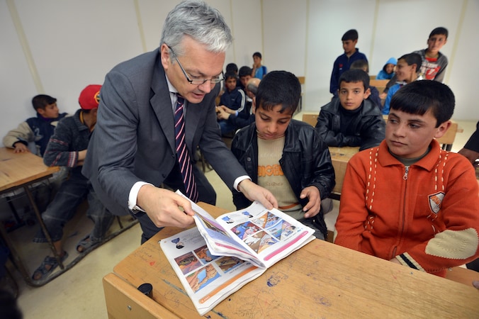 Reynders op bezoek in een schooltje in de buurt van Amman.