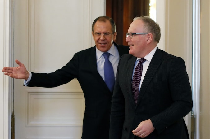 Sergei Lavrov (L) en Frans Timmermans