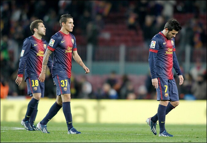 Tello naast Jordi Alba (achtergrond).