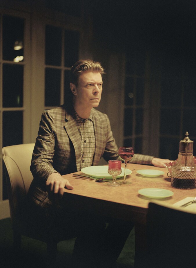 Bowie in de videoclip voor 'The Stars (Are Out Tonight)'.