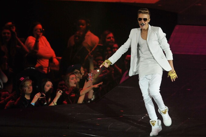 Justin Bieber op het podium in Londen.