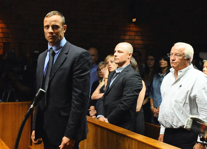 Oscar Pistorius met vader Henke (rechts) en broer Carl.