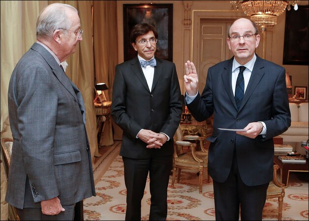 De technocraat Koen Geens legt de eed af bij de koning.