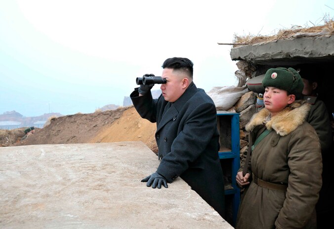 Kim Jong-un aanschouwt de manoeuvres nabij de Zuid-Koreaanse grens.