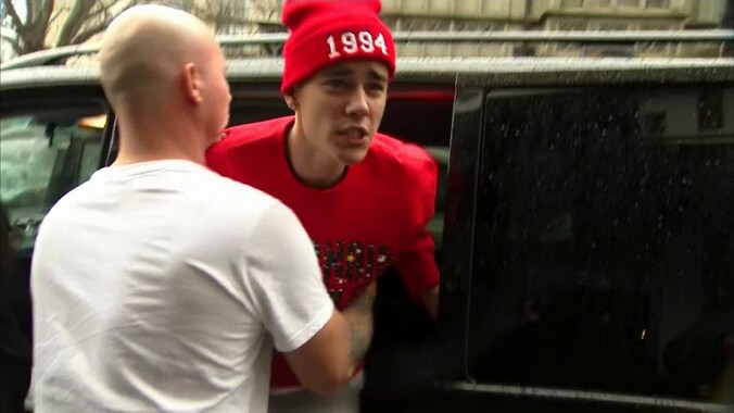 Bieber op het moment dat hij in discussie gaat met een paparazzo.