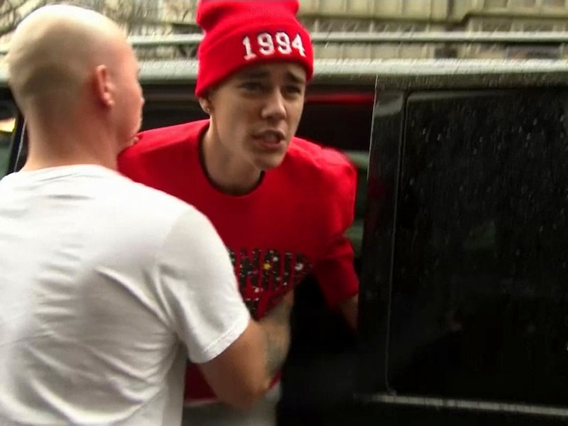 Bieber op het moment dat hij in discussie gaat met een paparazzo.