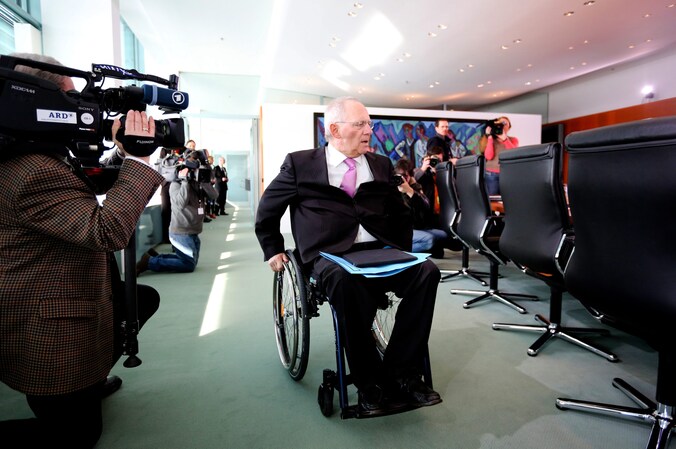 De Duitse financiënminister Wolfgang Schäuble zit sinds 1990 in een rolstoel na een aanslag op zijn leven door een geestelijk gestoorde man.
