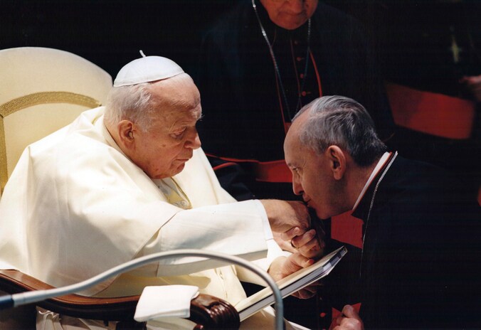 Paus Johannes Pauls II met de huidige paus, toen nog aartsbisschop Bergoglio.